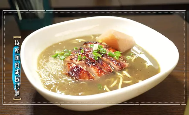 三大招牌菜大細腳撈麵、燒豬頸肉胡椒湯麵及新加坡咖哩鮮雞。