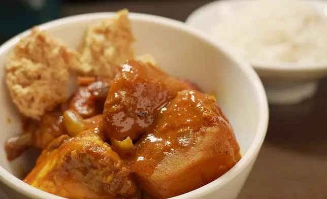 三大招牌菜大細腳撈麵、燒豬頸肉胡椒湯麵及新加坡咖哩鮮雞。