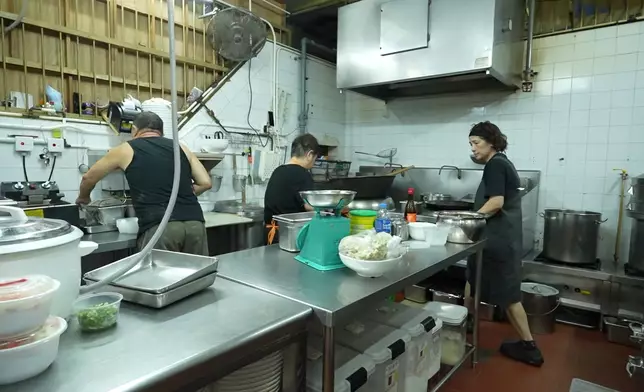 陳太由開店到收工都一腳踼。