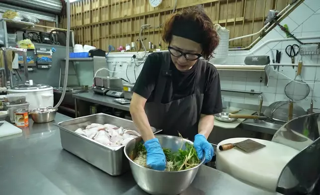 陳太由開店到收工都一腳踼。