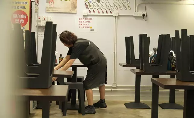 陳太由開店到收工都一腳踼。