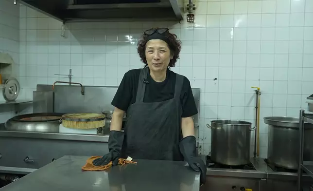 陳太由開店到收工都一腳踼。