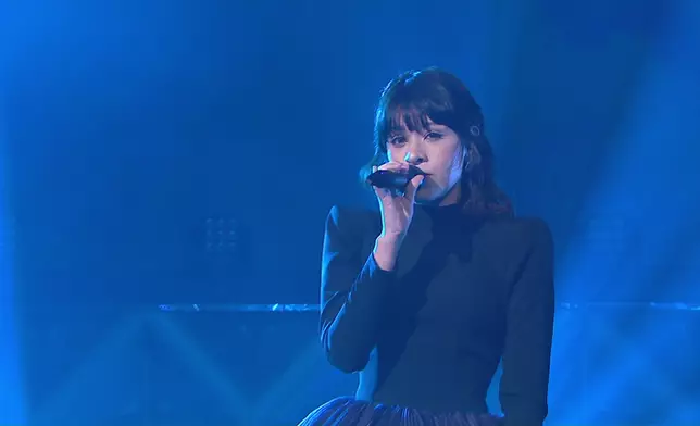 Bibi獻唱《溝渠暢泳》。