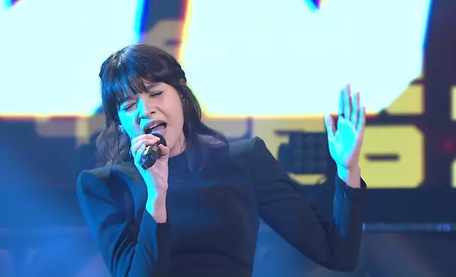 Bibi獻唱《溝渠暢泳》。