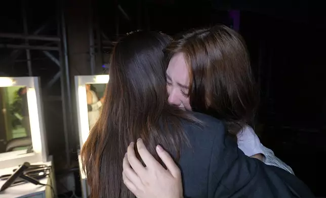 Xylia落入危險區爆喊，鍾舒漫擁抱安慰。