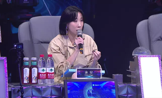 泳兒溫暖安慰Vanessa。