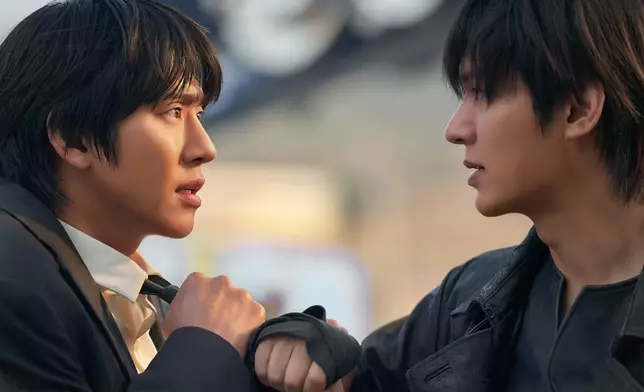 劇中兩大型男聯手。 網上圖片