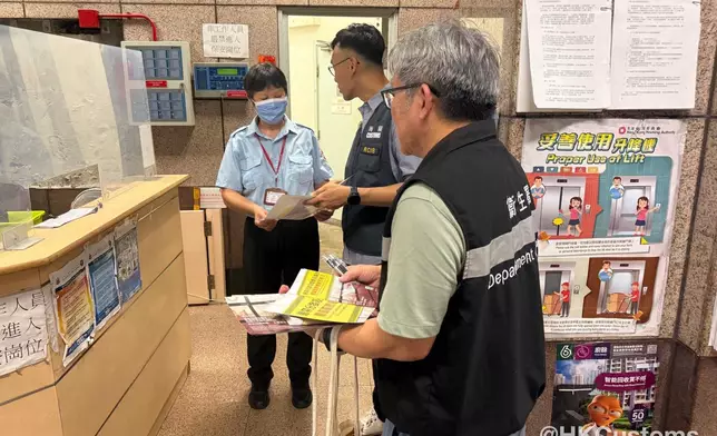 海關執行跨部門反私煙宣傳活動。海關FB圖片