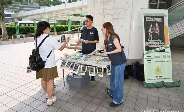 海關執行跨部門反私煙宣傳活動。海關FB圖片