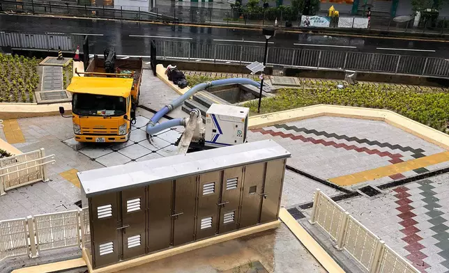 排水機械人「小禹二號 」於柴灣道迴旋處協助處理水浸。渠務署FB圖片