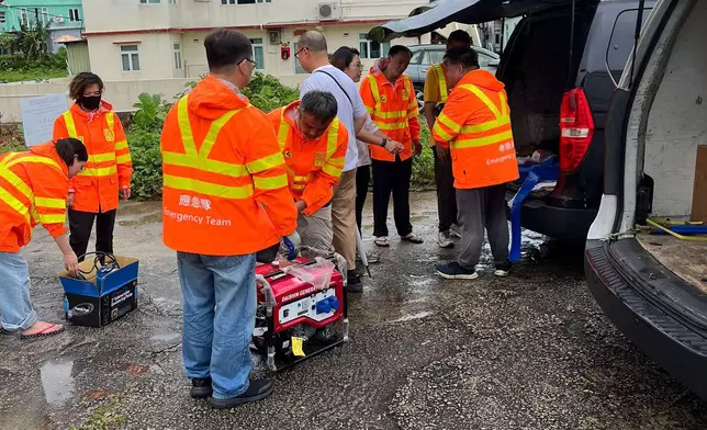 緊急應變隊伍於大浪灣村處理水浸。渠務署FB圖片