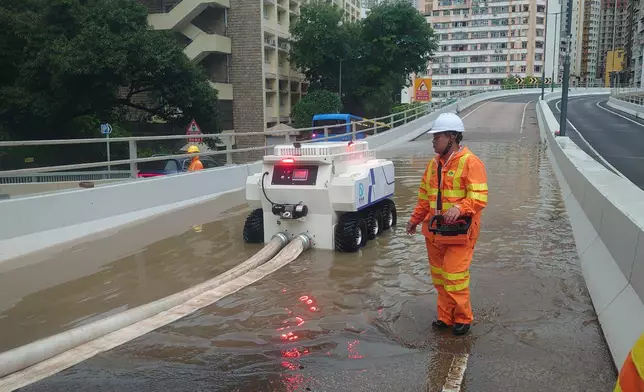排水機械人「小禹一號」於柴灣道近慈幼學校協助處理水浸。渠務署FB圖片