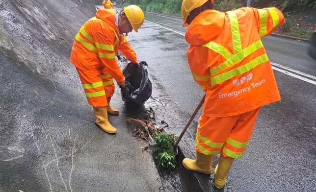 緊急應變隊伍於粉錦公路處理及清除水浸。渠務署FB圖片