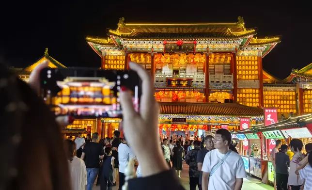 塞上老街推多種類型活動，吸引各地遊客打卡。巴士的報記者攝