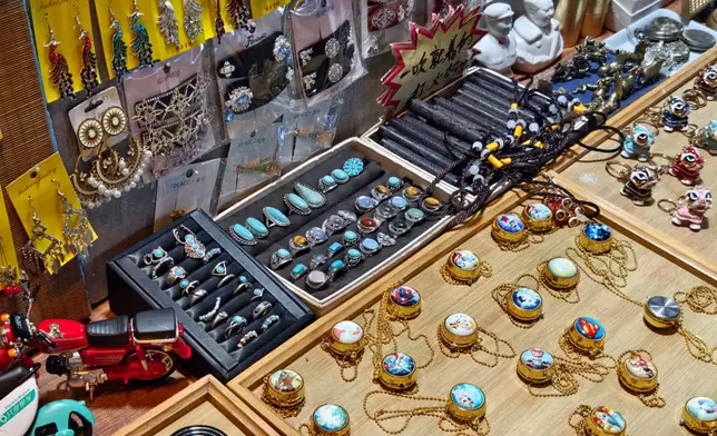 有文創飾品店商戶告訴巴士的報記者，小飾品、小手工藝品等最為暢銷。巴士的報記者攝