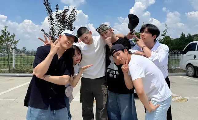 ASTRO隊友以及師妹磪有情在入伍現場送行。車銀優官方X圖片