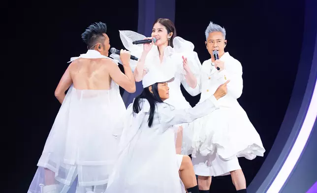 環又唱又跳經典快歌《熱力節拍wou bon ba》和《打開天空》。