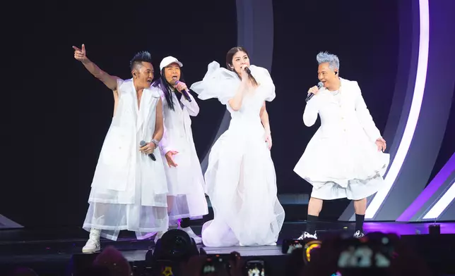 草蜢前晚合體為「陳慧琳Season2萬人結界演唱會」擔任表演嘉賓。