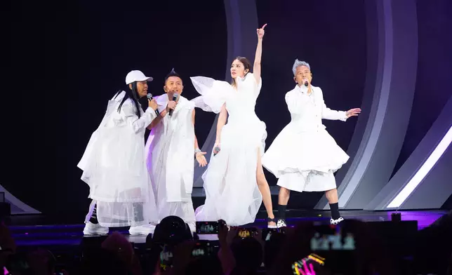 又唱出新鮮出爐新歌《老的辣》。