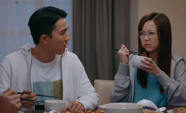 Karen啲妹豬樣好Cute，同埋佢好識得利用佢副眼鏡。