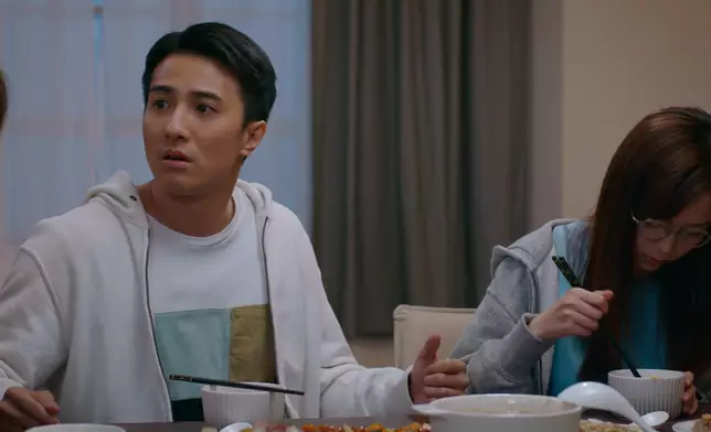 場口分析：畀譚俊彥兇一兇後，胡敏芝嚇到笠晒水。