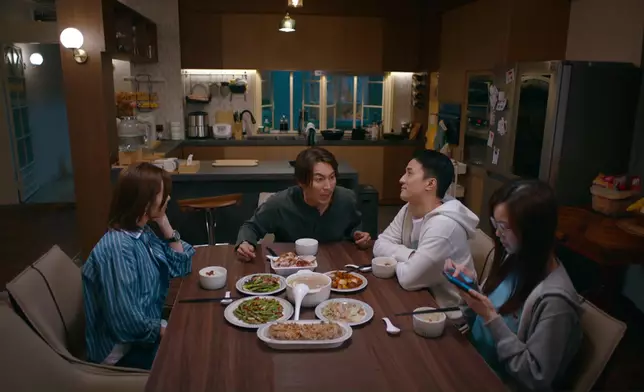 佢就開始摷電話。