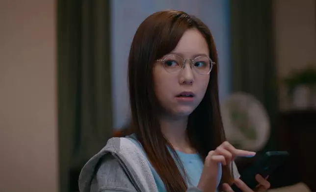 佢就開始摷電話。