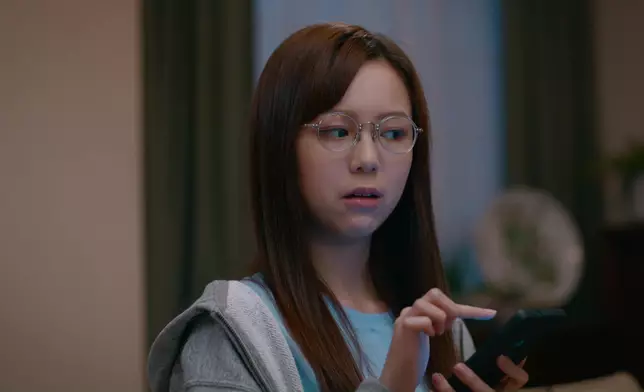 佢就開始摷電話。