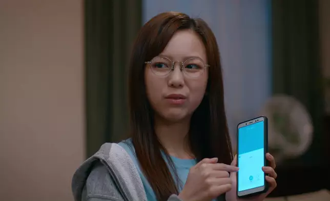 仲摷到對阿譚好不利嘅證據，然後仲用一個為難又唔關我事嘅表情播段證據錄音出嚟兼說明事件。