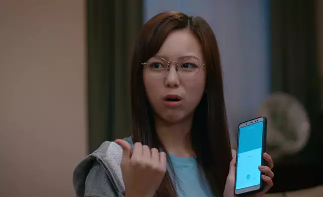 仲摷到對阿譚好不利嘅證據，然後仲用一個為難又唔關我事嘅表情播段證據錄音出嚟兼說明事件。