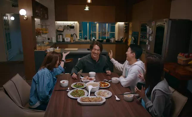 仲摷到對阿譚好不利嘅證據，然後仲用一個為難又唔關我事嘅表情播段證據錄音出嚟兼說明事件。