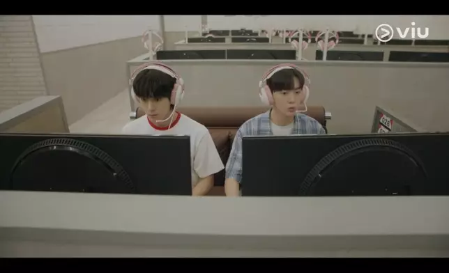 朴允在（尹產賀 飾）和「女友」智恩（劉正厚 飾）到網吧打機。黃Viu提供圖片