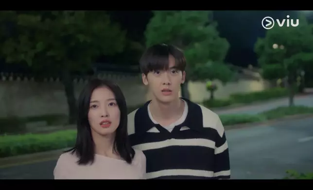 金智恩（Arin 飾）和朴允在（尹產賀 飾）是一對熱戀中的小情侶。黃Viu提供圖片