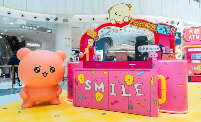 崔高興解憂整燙站 置身粉紅色Y2K世界 在梳妝鏡前補妝打卡