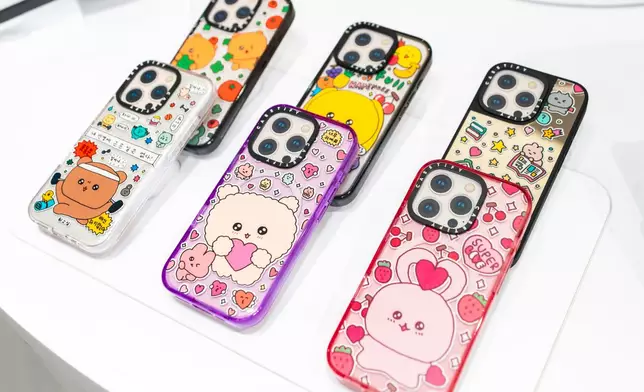 CASETiFY與Choigosim崔高興推出一系列獨家聯乘手機殼。全新設計洋溢愛與歡樂，以色彩鮮豔圖案加入四葉草的祝願，為手機增添防摔幸運值