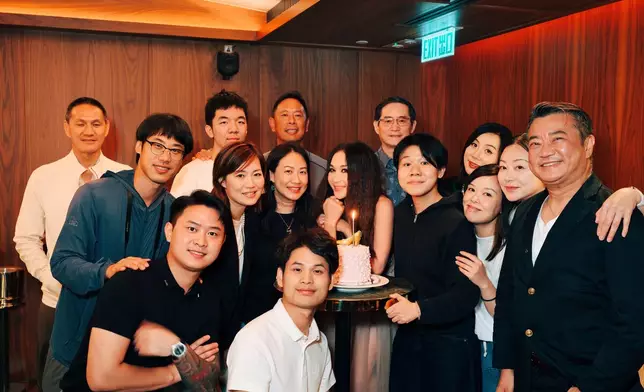 溫碧霞與老公Kenny、兒子Xavier、經理人及同事朋友舉行私人生日會。