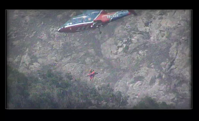 八仙嶺山火相關剪報及新聞片段。