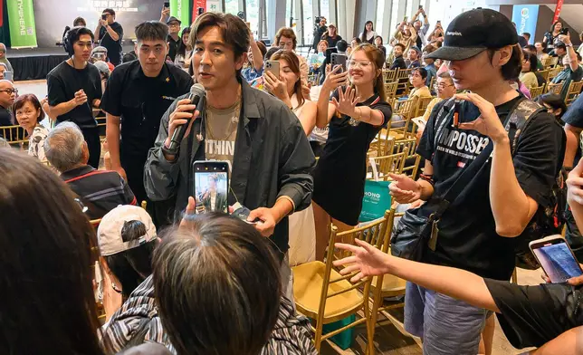 期間走到台下與觀眾互動，又呼籲觀眾支持新劇。