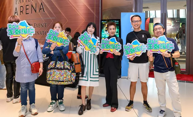 「海豚粉」一大早就手持粉絲牌來到活動現場，熱切等待偶像現身。