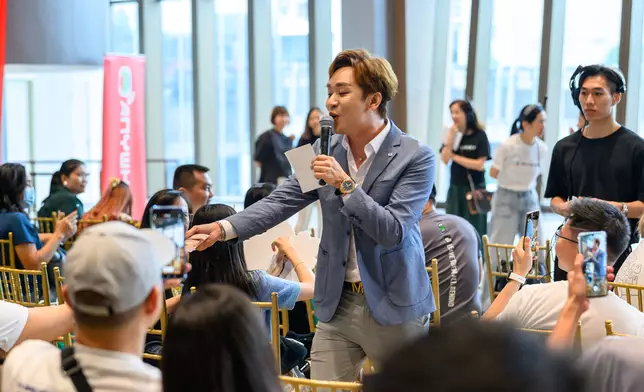 當他走下台與觀眾互動，再度引發全場哄動。