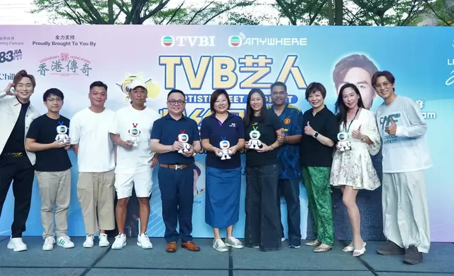 Shaun及Rax聯同TVBI國際業務總監葉敏儀女士，向今次活動的贊助商代表送上 TVBuddy公仔，並與他們合照。
