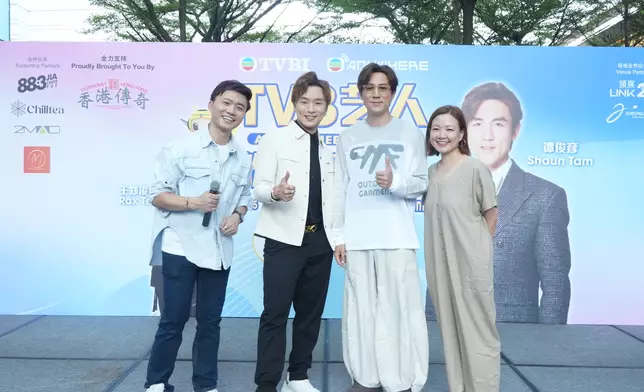 今次「TVB藝人粉絲見面會」由嘉翊 (左一) 及詩涵 (右一) 主持，他們當然要與兩位型男合照﹗