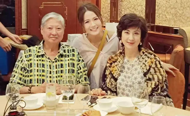 梁敏巧哂出與洪金寶及高麗虹的合照。