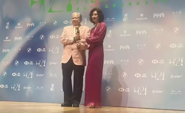 洪金寶在金像獎頒高調稱讚愛妻，還感謝她幾十年來的陪伴與照顧。（本網記者攝）