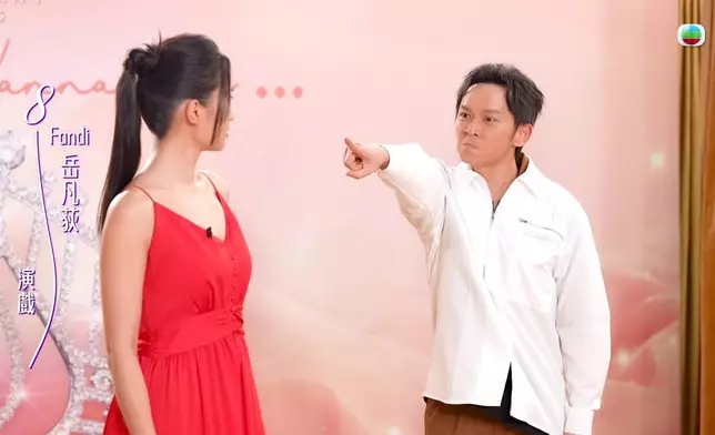 鄧智堅伸手指加戲。