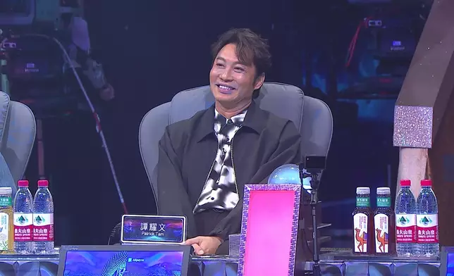 譚耀文聽到第三句已經忍唔住要出「王牌」。