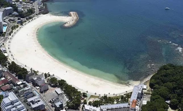 2025年7月30日（星期三），日本和歌山縣白濱町的海灘空無一人，此前因俄羅斯遠東地區發生強烈地震，引發日本部分地區的海嘯警報，導致海灘遊客撤離。（共同社經AP圖片）