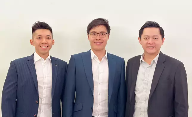 研究團隊成員包括第一作者、威爾斯親王醫院泌尿外科副顧問醫生梁家偉（中）；共同第一作者、威爾斯親王醫院泌尿外科醫生黃浩銘（左）；以及通訊作者、中大醫學院外科學系泌尿外科組副教授張源津醫生（右）。