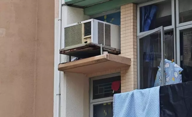 細看之下，相中部冷氣機似乎有「古怪」，不少網民都爆笑留言！threads 圖片