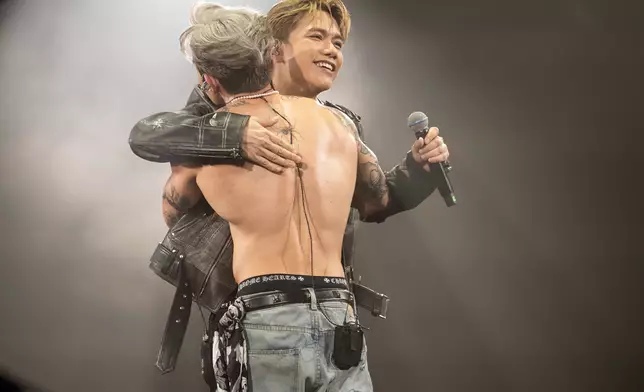二人甫見面即肉緊攬攬